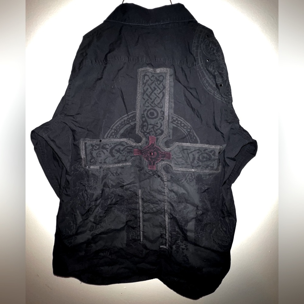 XL mens Apt.9 cross design, button up long sleeve. Black and red.